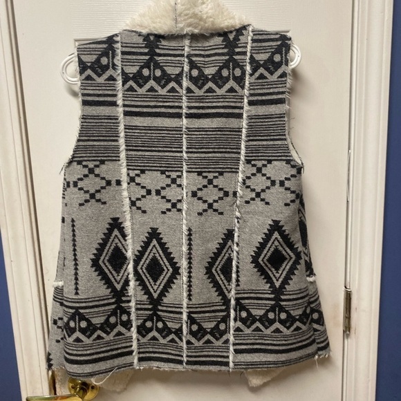 Mossimo Target cowichan tapestry faux fur gray sweater vest south western M - Picture 5 of 9